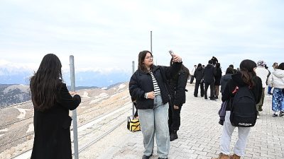 Kemer Belediyesi’nin, Belediye Başkanı Necati Topaloğlu öncülüğünde yürüttüğü “Eğitim varsa