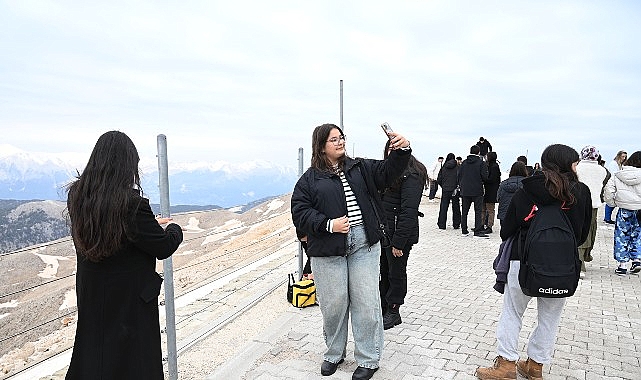 Kemer Belediyesi’nin, Belediye Başkanı Necati Topaloğlu öncülüğünde yürüttüğü “Eğitim varsa