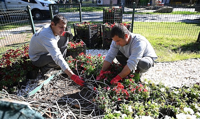 Kemer Belediyesi Park ve Bahçeler Müdürlüğü ekipleri, turizm sezonu öncesinde