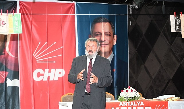 Gazeteci Yazar Ahmet İlhan, CHP Kemer İlçe Başkanlığı tarafından düzenlenen