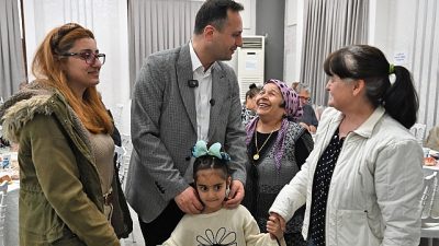 Bornova Belediyesi’nin Kent Kasap hizmetinden yararlanan vatandaşlar dayanışma yemeğinde bir