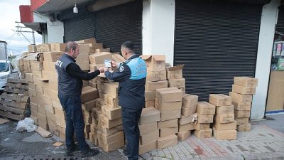 Gelen ihbar üzerine harekete geçen Konak Belediyesi zabıta ekipleri, halk