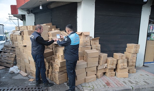 Gelen ihbar üzerine harekete geçen Konak Belediyesi zabıta ekipleri, halk