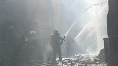 İzmir Konak’ta iki katlı metruk bir binada çıkan yangın, itfaiye