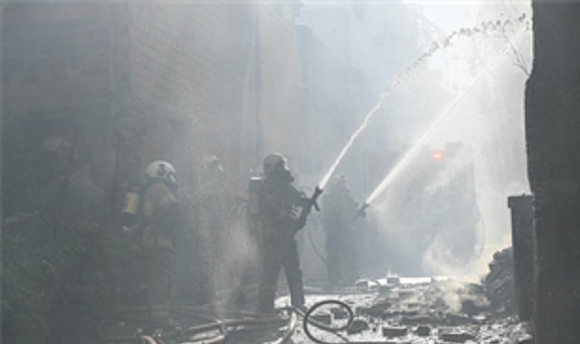 İzmir Konak’ta iki katlı metruk bir binada çıkan yangın, itfaiye