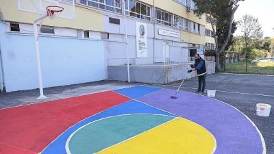 Konak Belediyesi’nin okul yollarına renk katan “Renkli Yol” uygulaması bu
