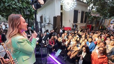 Konak Belediyesi’nin düzenlediği Dario Moreno Sokak Şenliği, her yaştan İzmirliyi