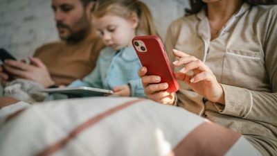 Akıllı telefonlar, sosyal medya platformları, çevrimiçi oyunlar ve sanal bahis