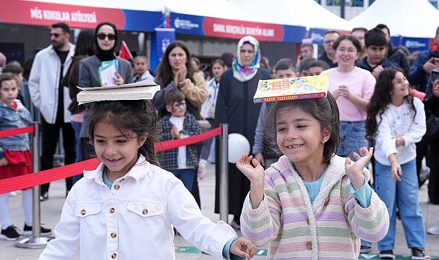 Kocaeli Büyükşehir Belediyesi’nin İzmit Milli İrade Meydanı’nda düzenlediği 23 Nisan