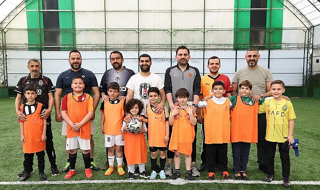 Küçükçekmece Belediyesi Spor Okulları’nda futbol eğitimi alan 15 öğrenci babalarıyla