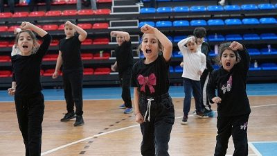 Maltepe Belediyesi’nin düzenlediği karate kurslarına katılan öğrenciler, başarılı eğitim döneminin