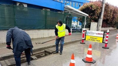 Kocaeli Büyükşehir Belediyesi ekipleri, kent genelinde etkisini gösteren yağışlarla birlikte