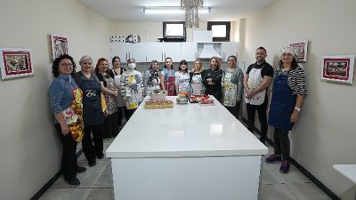 Gaziemir Belediyesi’nin düzenlediği Mutfak Atölyesi’ne katılan kursiyerler, Türk mutfağının geleneksel