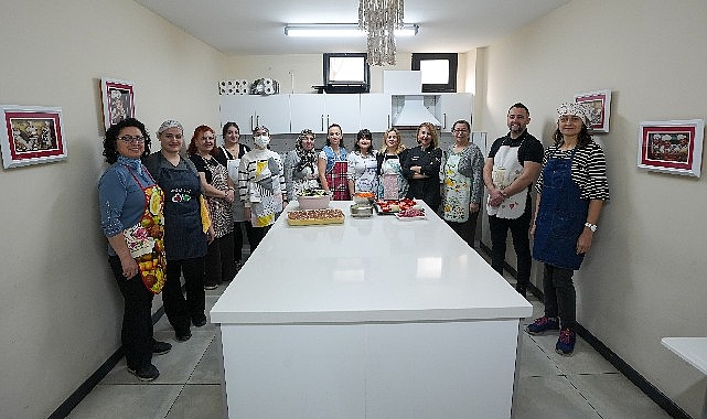 Gaziemir Belediyesi’nin düzenlediği Mutfak Atölyesi’ne katılan kursiyerler, Türk mutfağının geleneksel