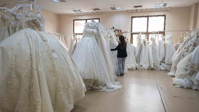 Bornova Belediyesi, ekonomik zorluk yaşayan genç çiftlere bağış gelinlikleri ücretsiz