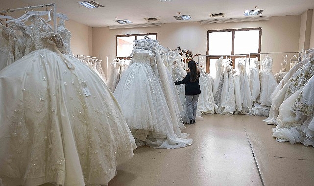 Bornova Belediyesi, ekonomik zorluk yaşayan genç çiftlere bağış gelinlikleri ücretsiz