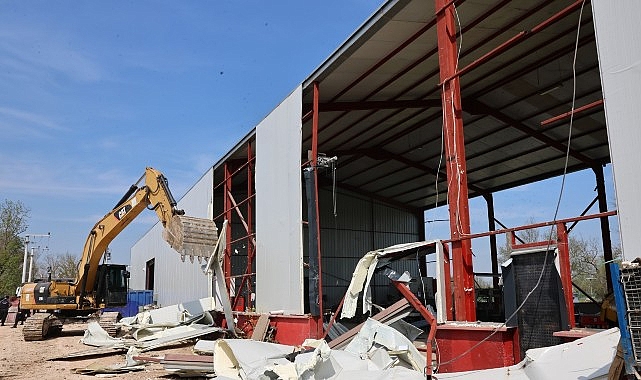 Nilüfer Belediyesi, tarım arazilerini koruma kararlılığıyla kaçak yapılarla mücadelesini sürdürüyor.