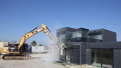 Nilüfer Belediyesi yıkım ekipleri, imara aykırı yapılarla mücadele kapsamında Demirci