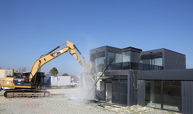 Nilüfer Belediyesi yıkım ekipleri, imara aykırı yapılarla mücadele kapsamında Demirci