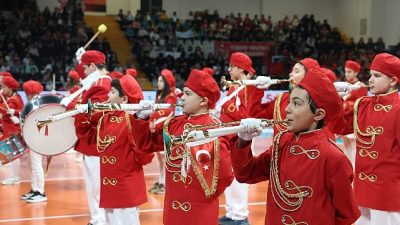 Nilüfer 24. Uluslararası Spor Şenlikleri törenle başladı. Öğrencilerin gösterileriyle renklenen