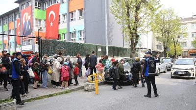 Bayrampaşa Belediyesi zabıta ekipleri, öğrencilerin güvenliğini sağlamak amacıyla okul önlerinde
