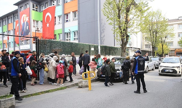 Bayrampaşa Belediyesi zabıta ekipleri, öğrencilerin güvenliğini sağlamak amacıyla okul önlerinde