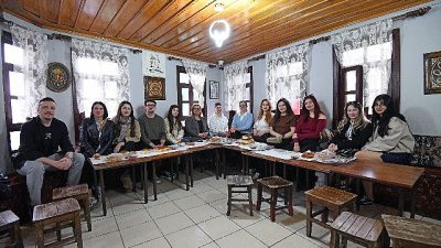 Osmangazi Belediyesi’nin düzenlediği gastronomi turunda Yalova Üniversitesi öğrencileri, Bursa’nın coğrafi