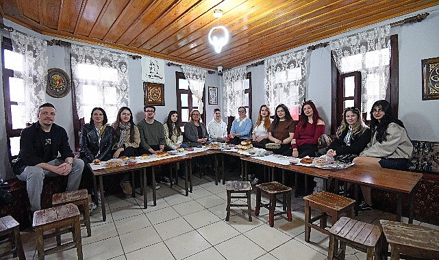 Osmangazi Belediyesi’nin düzenlediği gastronomi turunda Yalova Üniversitesi öğrencileri, Bursa’nın coğrafi