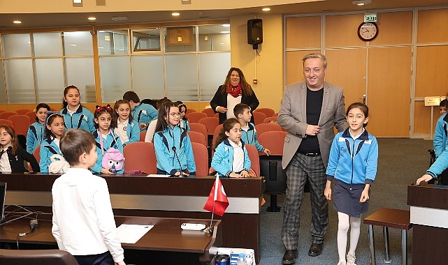Osmangazi Belediyesi Meclis Salonu’nda ağırlanan ilköğretim öğrencileri, ziyaretçi meclisi uygulamasıyla