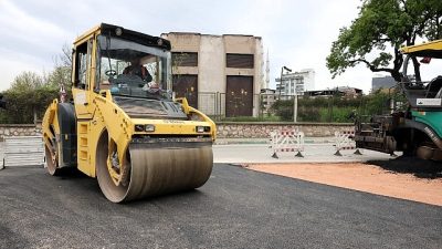 Osmangazi Belediyesi, ilçe genelinde ulaşım ve üstyapı çalışmalarını aralıksız sürdürüyor.