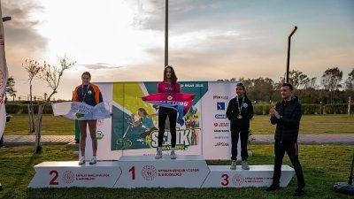 Osmangazi Belediyespor Triatlon Takımı sporcuları, Antalya’nın Serik ilçesinde düzenlenen Triatlon