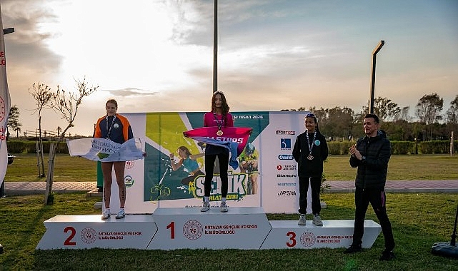 Osmangazi Belediyespor Triatlon Takımı sporcuları, Antalya’nın Serik ilçesinde düzenlenen Triatlon