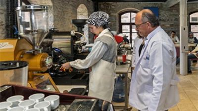 İş bulmak için İzmir Büyükşehir Belediyesi Destekli İstihdam Ofisi’ne başvuran