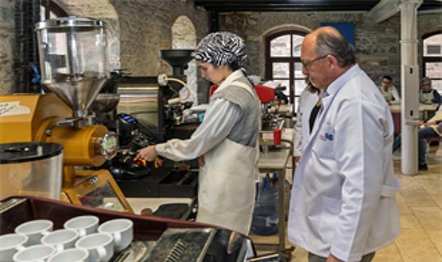 İş bulmak için İzmir Büyükşehir Belediyesi Destekli İstihdam Ofisi’ne başvuran