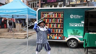 Kocaeli Büyükşehir Belediyesi’nin düzenlediği “Roman Kahramanları İzmit’te” etkinliği, edebiyatı sokağa