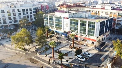 Menderes Belediyesi, Gümüldür’de sahil yürüyüş yolunu kaydırarak yeniliyor. Menderes Belediyesi,