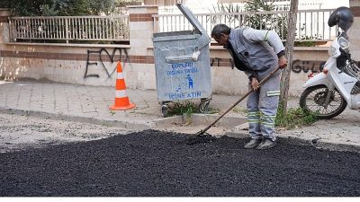 Salihli Belediyesi, havaların ısınmasıyla birlikte altyapı çalışmaları nedeniyle bozulan yollarda