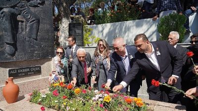 Türk Halk Müziği’nin usta isimlerinden Ali Ekber Çiçek, vefatının 20.