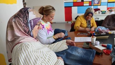 Maltepe Belediyesi kadın danışma merkezlerindeki kursiyer kadınlar, sashiko tekniğinin tanıtıldığı atölye