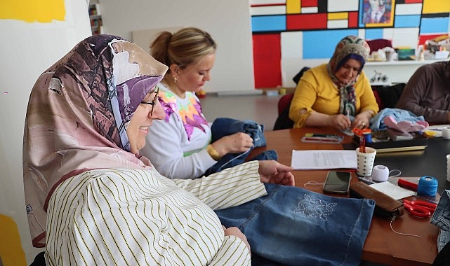 Maltepe Belediyesi kadın danışma merkezlerindeki kursiyer kadınlar, sashiko tekniğinin tanıtıldığı atölye