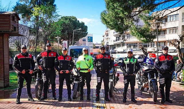 Cumhuriyet Meydanı’nda gerçekleştirilen programa; Seferihisar Kaymakamı Mehmet Şerif Olçaş, Seferihisar