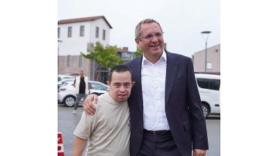 Ayvalık’ta bir kafe… Sıradan bir öğle arası gibi başlayan anlar,