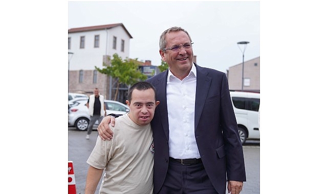 Ayvalık’ta bir kafe… Sıradan bir öğle arası gibi başlayan anlar,