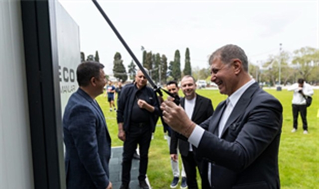 İzmir Büyükşehir Belediyesi’nin vatandaşlara ücretsiz ekipman sağlayarak sporun önündeki engelleri