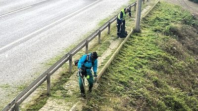 Kocaeli Büyükşehir Belediyesi, kent genelinde yol kenarları ve kaldırımlarda temizlik