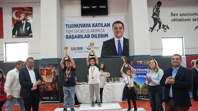 Torbalı Belediyesi’nin düzenlediği Ulusal Egemenlik ve Çocuk Bayramı Satranç Turnuvası,
