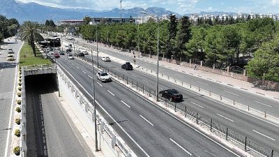 Antalya Büyükşehir Belediyesi, Yüzüncü Yıl Bulvarı’nda başlattığı asfaltlama çalışmalarının son