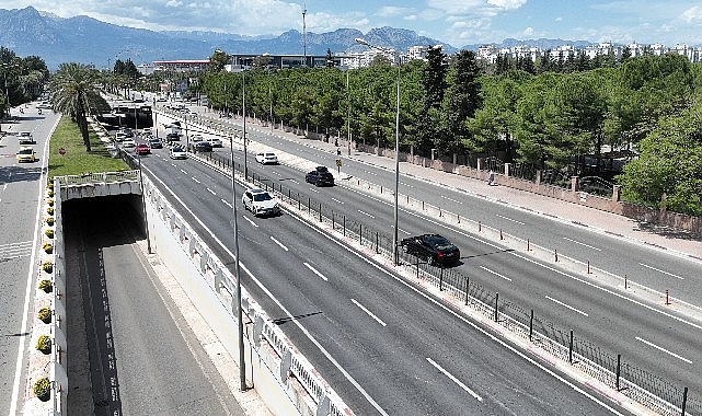 Antalya Büyükşehir Belediyesi, Yüzüncü Yıl Bulvarı’nda başlattığı asfaltlama çalışmalarının son