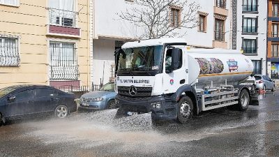 Maltepe Belediyesi, baharın gelişiyle birlikte başlattığı bahar temizliğini seferberliğini sürdürüyor