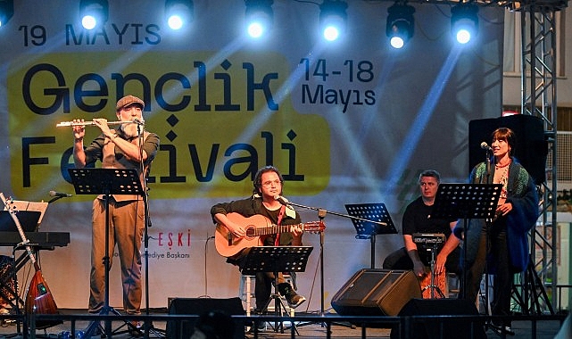 19 Mayıs gençlik sahnesi Küçükpark’ta kuruldu Bornova Belediyesi’nin 19 Mayıs Gençlik Festivali, İzmir’in en hareketli buluşma